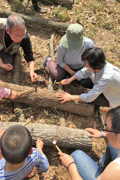 子どもも大人も一緒になって作業開始