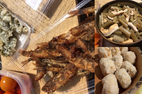（左）メヒカリの唐揚げ、タラの芽の天ぷら、（右）ふきとタケノコの煮物、おにぎり